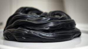 dark stool color causes
